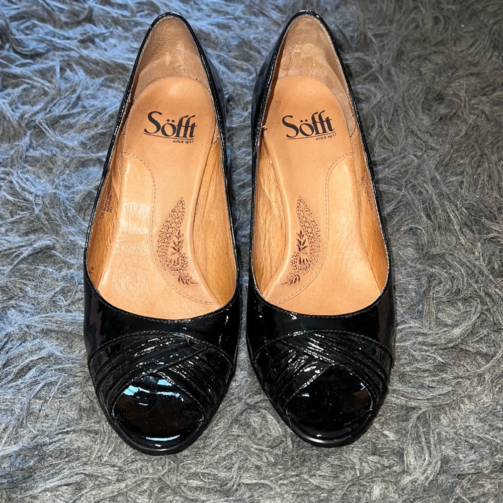New Women's black patent leather peep told Sofft heels, size 7 - Picture 1 of 15